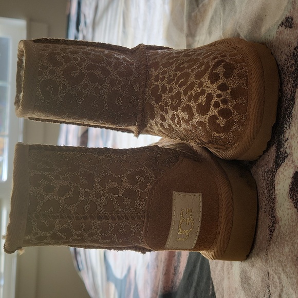 UGG Toddler Size 6 - Picture 4 of 4